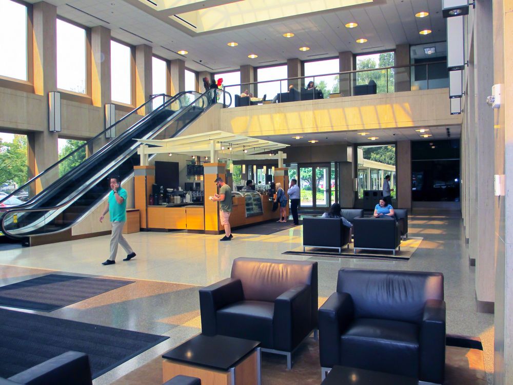 Lloyd Center Tower : 825 NE Multnomah St, Portland, OR 97232
